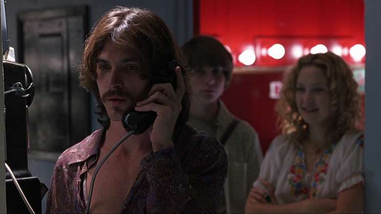 Almost Famous - Almost Famous är en självbiografisk inspirerad film om en 15-åring som är anställd av tidningen Rolling Stone att följa och intervjua ett rockband under deras turné. En film om att växa upp, första kärlek, besvikelse och livet av en rockstjärna.
