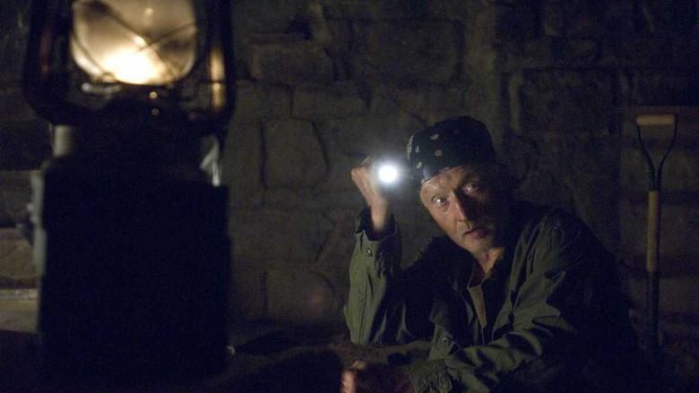 Buried Alive - Clint är en varje dag arbetar man vars fru Joanna har en affär med en läkare. De komplott för att döda honom och få försäkringspengarna. Endast besvära överdoser de ger honom dödar inte honom. Tur för Clint han är begravd i en billig trälåda och han unburies själv. Kom bara ihåg, Hell Ingen har raseri som en begravd man lever!