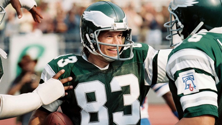 Invincible - Inspirerad av den sanna historien om Vince Papale (Mark Wahlberg), en man med något att förlora som ignorerade svindlande odds och gjorde sin dröm. När tränaren (Greg Kinnear) av Papale älskade hemstad fotbollslag värd en aldrig tidigare skådad öppen tryout var allmänt samförstånd att det var slöseri med tid - ingen tillräckligt bra för att spela professionell fotboll skulle bli hittade detta sätt.
