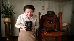 Maria Larssons eviga ögonblick - I en tid av social förändring och oro, krig och fattigdom, en ung arbetarklass kvinna, Maria vinner en kamera i ett lotteri. Beslutet att hålla det fö...