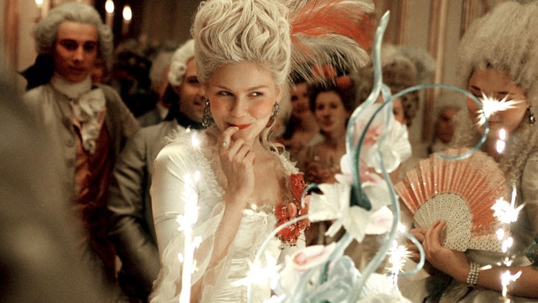 Marie Antoinette - Den återberättande av Frankrikes ikoniska men ödesdigra drottning Marie Antoinette. Från hennes förlovning och giftermål med Ludvig XVI till 15 på hennes regeringstid som drottning vid 19 och slutligen hösten Versailles.