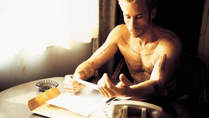 Memento - Detta är den vrider och spridda historia om en man med en sjukdom som gör honom oförmögen att få nya minnen. Den sista minne han har är mordet på sin hustru och varje sekund av hans liv ägnas åt att hitta mördaren och få hämnd. Men utan korttidsminne hans uppgift är mycket svårt.
